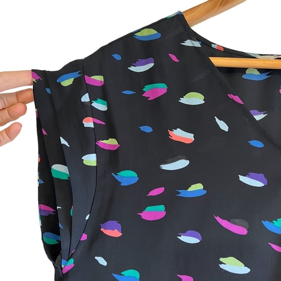 BCBG Generation printed short sleeve v-neck blouse - Picture 3 of 7